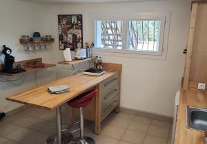 eine Küche mit einer Holztheke und einem Schreibtisch in der Unterkunft Charmant T2 avec terrasse jardin et parking privé, à 2 minutes du centre ville ! in Villeneuve-sur-Lot + 5 Fotos