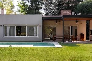 una casa con piscina in giardino di Divina casa con parque y Pileta Climatizada en barrio cerrado a Del Viso