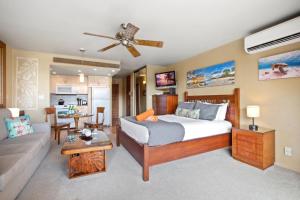 une chambre avec un lit et un salon dans l'établissement Papakea by KBM Resorts, à Kaanapali 137 autres photos