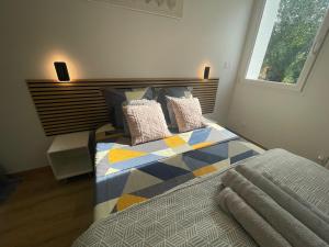 una camera con un letto con una trapunta colorata di T2 Sweet Horizon 2 - B at Home - Stade Groupama LDLC a Meyzieu