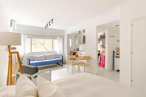 a bedroom with a bed and a dining room at Escapada ideal a Mar del Plata luz, diseño y ubicación perfecta in Mar del Plata