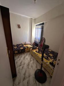 Ένα ή περισσότερα κρεβάτια σε δωμάτιο στο شقة مفروشة
