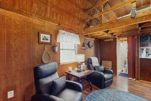 un soggiorno con due sedie e un tavolo di Suite West C a Tampa