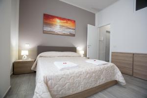 um quarto com uma cama com duas toalhas em La Suite em Civitanova Marche