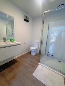 un bagno con doccia in vetro e WC di Stunning Remarkable View Unit a Queenstown Airport