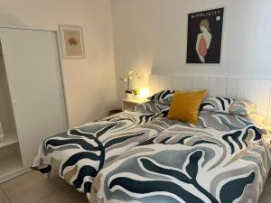 Un dormitorio con una cama con un edredón blanco y negro. en Pachi Beach Atlantic Garden Corralejo, en Corralejo 55 fotos más