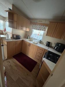Kuchyň nebo kuchyňský kout v ubytování DMJ Caravan 6 Berth The Chase Ingoldmells