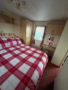 Postel nebo postele na pokoji v ubytování DMJ Caravan 6 Berth The Chase Ingoldmells