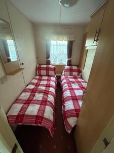 Postel nebo postele na pokoji v ubytování DMJ Caravan 6 Berth The Chase Ingoldmells + 3 fotografie
