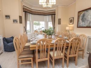 Un comedor con mesa y sillas en The Causeway, en Llandudno