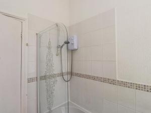 una ducha con puerta de cristal en un baño en The Causeway, en Llandudno