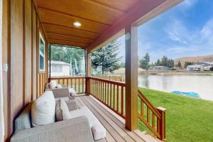 a porch with couches and a view of a lake at Tranquil Shores Hideaway in Cle Elum