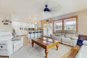 a living room with white furniture and a coffee table at Tranquil Shores Hideaway in Cle Elum