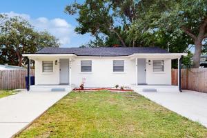 坦帕Suite West A的有车道的白房子