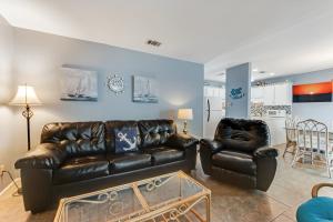 un soggiorno con divano e sedie in pelle di Ocean Reef 602 a Gulf Shores