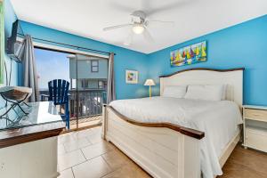una camera da letto con un letto e un balcone di Ocean Reef 602 a Gulf Shores Altre 17 foto
