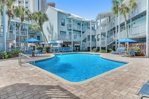 una piscina nel cortile di un condominio di Ocean Reef 602 a Gulf Shores