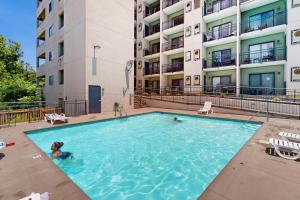 una mujer nadando en una piscina frente a un edificio en Laurel Inn Condominiums - Gatlinburg Getaway, en Gatlinburg