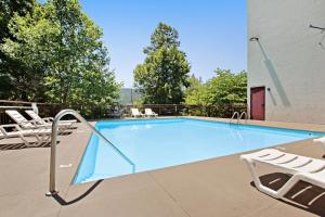 una gran piscina con sillas en Laurel Inn Condominiums - Gatlinburg Getaway, en Gatlinburg 24 fotos más