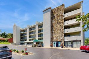 Un gran edificio con estacionamiento en Laurel Inn Condominiums - Black Bear Boogie, en Gatlinburg