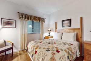 un dormitorio con una cama y una ventana en Laurel Inn Condominiums - Black Bear Boogie, en Gatlinburg