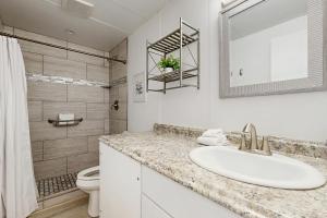 Un baño de Mountain View Escape 14 fotos más