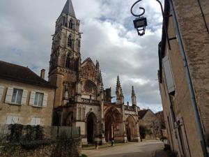 un vecchio edificio con una torre e una chiesa di Appartement Lilas a Saint-Père