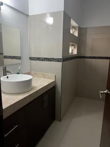 曼萨尼约La Casa del Mar, Club Santiago with a private pool的带水槽和淋浴的浴室