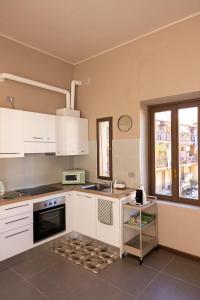 Кухня или мини-кухня в Moonza Apartment Wi-Fi, F1, city center
