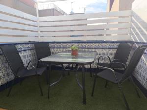 stół i krzesła na balkonie w obiekcie Fantastico Apartamento con solárium w mieście Los Alcázares +16 zdjęć