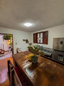 una cucina con tavolo in legno e pianta di Casa Candelaria, Antigua a Antigua Guatemala