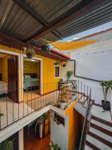 un balcone di una casa con una stanza con un letto di Casa Candelaria, Antigua a Antigua Guatemala
