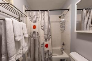Ένα μπάνιο στο Tree-Lined Serenity Condo in Forest Park, Near Train & Madison St