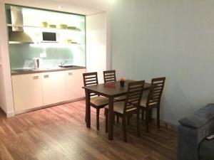 Vízparti wellness apartman Velenceにあるキッチンまたは簡易キッチン