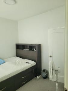 Katil atau katil-katil dalam bilik di Bright & Chic 3-Bed Unit for Family or Business by UofA, Whyte Ave, Downtown in Edmonton