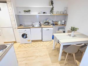 a kitchen with a sink and a washing machine at Charming 2 bedrooms flat for 6 in King's Cross in London +18 photos