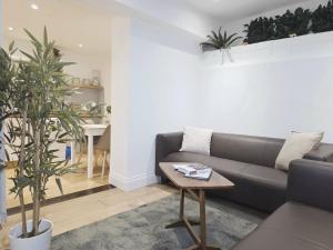 a living room with a couch and a table at Charming 2 bedrooms flat for 6 in King's Cross in London