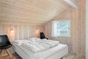 ein Schlafzimmer mit einem Bett und zwei Stühlen darin in der Unterkunft OH118 Storvorde - Kongeørnen 32 in Storvorde