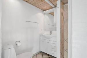 ein weißes Badezimmer mit Toilette und Waschbecken in der Unterkunft OH118 Storvorde - Kongeørnen 32 in Storvorde + 13 Fotos