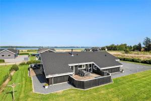 eine Draufsicht auf ein Haus mit einem Dach in der Unterkunft OH118 Storvorde - Kongeørnen 32 in Storvorde