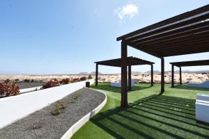 eine Darstellung eines Pavillons mit Blick auf die Wüste in der Unterkunft Book Jet - Bella Vista VIP Villa in Majanicho