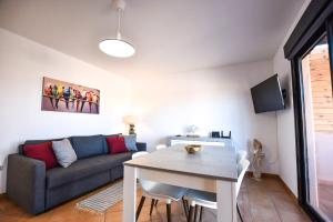 ein Wohnzimmer mit Sofa und Tisch in der Unterkunft Book Jet - Bella Vista VIP Villa in Majanicho