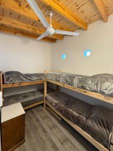 - 3 lits superposés dans une chambre avec plafond dans l'établissement Departamento Colonos Galeses, à Puerto Madryn
