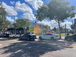 ターポン・スプリングスにあるThe Tarpon Flat Bright 1BR Downtown Retreatの車道 +5枚の写真