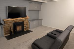 un salon avec un canapé et une cheminée dans l'établissement Central Cornwall Stay, à Redruth
