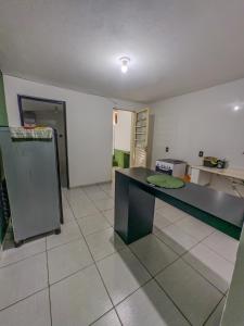 Dapur atau dapur kecil di Suite com cozinha 350m do centro