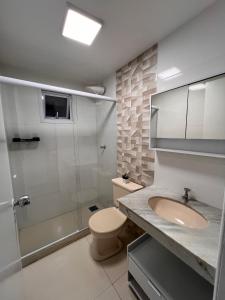 Ένα μπάνιο στο Apartamento bem situado e próximo da orla da Praia