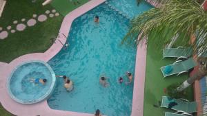 Hồ bơi trong/gần Hotel Cuellar