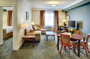 Μια τηλεόραση ή/και κέντρο ψυχαγωγίας στο Kindersley Inn