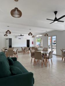 Ruang duduk di Hotel Ambassador Home